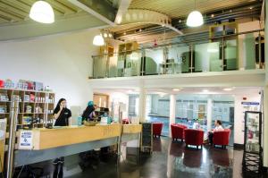 un restaurante con gente sentada en un mostrador en una tienda en 2 Bedroom Lakeview Lodge - Ensuite & Balcony Deck, en Carnforth
