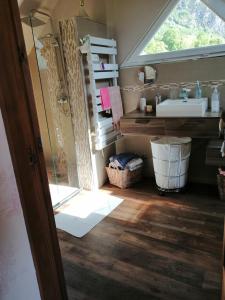 ein Bad mit einem Waschbecken und einer Glasdusche in der Unterkunft MENFOUTI in Saint-Béat