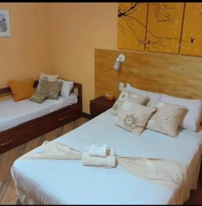 two beds in a room with two beds sidx sidx sidx at Hostel Damaris in Puerto Iguazú