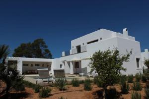 サン・リョレンツ・デ・バラフィアにあるCasa Serena con piscina y jardínの白い家