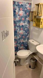 Baño pequeño con aseo y lavamanos en NUEVO 3D 2B Lomas Papudo V, Cozy Beach Apt (WiFi), en Papudo