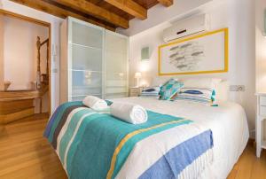 une chambre avec un grand lit avec des draps bleus et blancs dans l'établissement Casa entera con piscina privada, à Séville