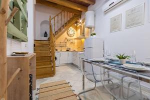 Il dispose d'une cuisine avec une table et un réfrigérateur. dans l'établissement Casa entera con piscina privada, à Séville