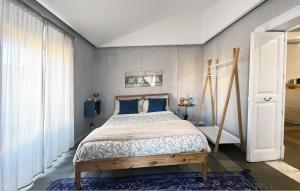 una camera da letto con un letto con cuscini blu di Trìcora Sicilian B&B a Catania