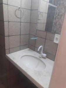 Koupelna v ubytování Quartos em pousada disponivel na praia do futuro + 28 fotografií