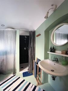 un bagno con lavandino, specchio e doccia di Trìcora Sicilian B&B a Catania Altre 37 foto