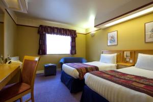 Postel nebo postele na pokoji v ubytování Derby Station Hotel, Sure Hotel Collection by Best Western