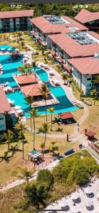 uma vista aérea de um resort com várias piscinas em Polinésia Resort - Luxuoso Beira Mar Muro Alto - Porto de Galinhas - ANunes em Porto de Galinhas