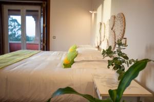 een slaapkamer met een bed met een plant ernaast bij AR Country House in Cadaval