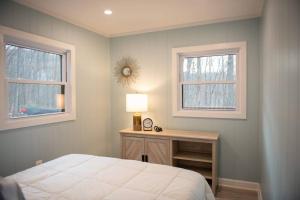 A bed or beds in a room at Modern Private Cabin