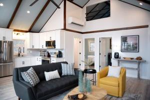 A seating area at Modern Private Cabin