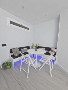 - une table et des chaises blanches dans la chambre dans l'établissement Marbella Beach Paseo Marítimo, à Marbella