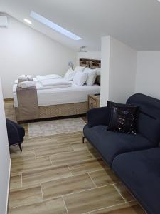 1 dormitorio con cama y sofá en Villa Sweet Dreams en Novi Sad