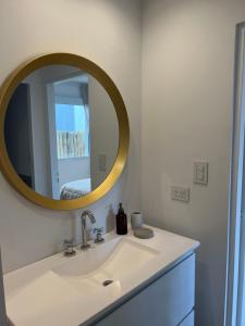 ein Badezimmer mit Waschbecken und Spiegel in der Unterkunft Casa de playa y sol in Monte Hermoso + 6 Fotos