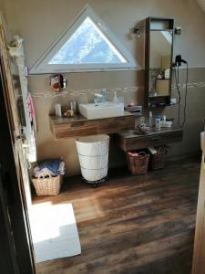 La salle de bains est pourvue d'un lavabo et d'une fenêtre. dans l'établissement MENFOUTI, à Saint-Béat