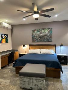 un dormitorio con una cama y un ventilador de techo en Oasis Urban Retreat, en Cancún 101 fotos más