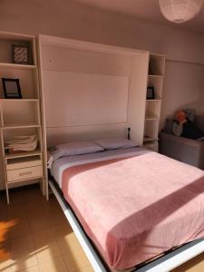 a bedroom with a bed with a pink blanket at LUAMAR 2-SAINT MICHELE in Mar del Plata