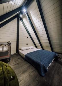 een slaapkamer met een groot bed op zolder bij MoonSA Boutique Villas in Sapanca