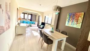 een keuken en een woonkamer met een tafel en stoelen bij Oasis in Los Cristianos By Deihu Experiences in Arona
