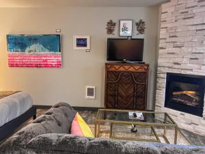 TV a/nebo společenská místnost v ubytování Starry Night Inn