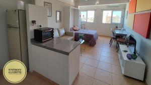 a room with a kitchen and a living room at Departamento Allegretto Monoambiente in San Luis