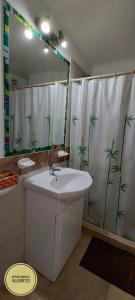 Ένα μπάνιο στο Departamento Allegretto Monoambiente +29 φωτογραφίες