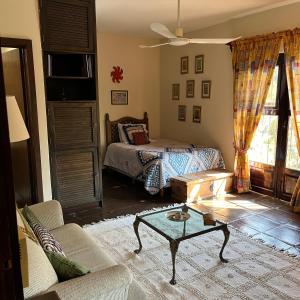 クエルナバカにあるVilla Colonial los Sabinosのベッドとコーヒーテーブルのあるリビングルーム
