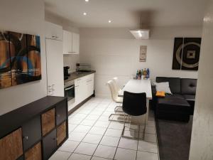 eine Küche und ein Wohnzimmer mit einem Sofa und einem Tisch in der Unterkunft EG Wohnung mit eigenem Eingang in Recklinghausen