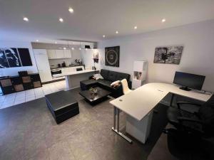 Kuchyň nebo kuchyňský kout v ubytování EG Wohnung mit eigenem Eingang + 8 fotografií