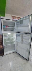 um frigorífico vazio com a porta aberta numa cozinha em CASA AMPLIA TODOS LOS SERVICIOS em Cidade do México