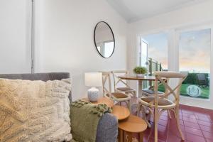 een woonkamer met een bank en een tafel met stoelen bij City Lights at the Hill - Newcastle Panoramas in Newcastle