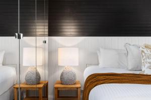 1 dormitorio con 2 camas y 2 lámparas en las mesas en City Lights at the Hill - Newcastle Panoramas en Newcastle