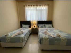 タララにあるLa Pequeña Suizaのベッドルーム(2名用)のベッド2台
