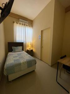 タララにあるLa Pequeña Suizaのベッドルーム1室(ベッド1台付)、窓、ドアが備わります。