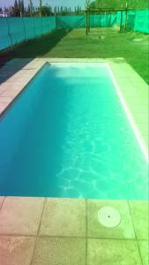 a pool with blue water in a yard at Casa la buena vida in San Rafael