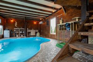 ein großer Pool in einem Zimmer mit Holzwänden in der Unterkunft Brvnara Aurora Vista sa bazenom in Velika Remeta