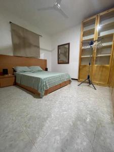 um quarto com uma cama e um cesto de basquetebol em Isa House - Private Rooms in a Shared Duplex em Praia
