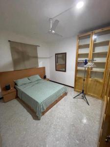 Un dormitorio con una cama y una cámara. en Isa House - Private Rooms in a Shared Duplex en Praia