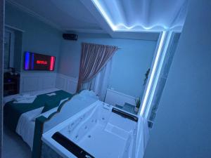 una piccola camera con letto e TV di Sunny Suite Napoli a Napoli