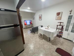 uma sala de estar com uma mesa e uma televisão em en lo de Pancho 2 em Río Gallegos