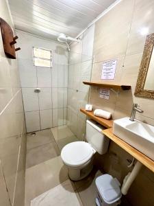 łazienka z toaletą i umywalką w obiekcie Casa 02 na villa uryah w mieście Caraíva