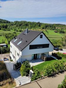 an aerial view of a white house at Modernes Appartement Mia in Dätzingen