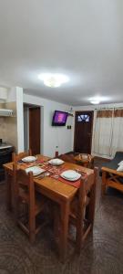 una mesa de madera en una sala de estar con mesa en Departamento UNO El Bolsón Centro en El Bolsón