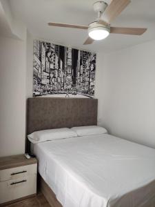 1 dormitorio con 1 cama con pared en blanco y negro en SOLYMAR PONIENTE Apartamento Recién Reformado A 3 min de Playa Poniente y del Centro Parking Opcional en Benidorm