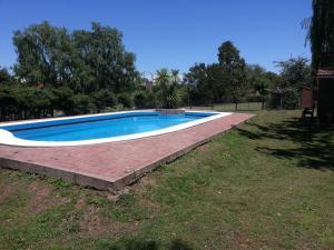 - une piscine dans une cour à côté d'un champ dans l'établissement Casa Rumipal, à Villa Rumipal
