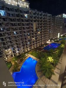 eine Luftansicht auf ein großes Gebäude mit einem großen Pool in der Unterkunft Luxury 1 BR Suite Near NAIA in Manila