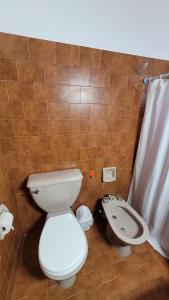 une salle de bain avec toilettes et bidet dans l'établissement Casa Rumipal, à Villa Rumipal 11 autres photos