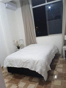 - une chambre avec un lit blanc et une fenêtre dans l'établissement alquiler departamento amoblado., à Tarapoto