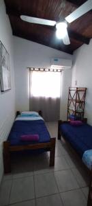 克隆尼亞卡洛斯佩雷格里尼的住宿－Cabaña Nde Roga，一间卧室设有两张床和窗户。