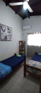 Zimmer mit 2 Betten und einem Fenster in der Unterkunft Cabaña Nde Roga in Colonia Carlos Pellegrini